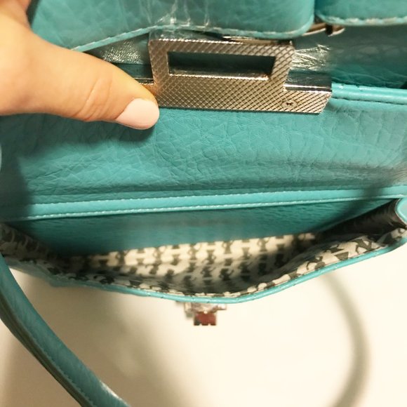 Damsel in Defense Teal Concealed Carry Purse - Picture 8 of 16